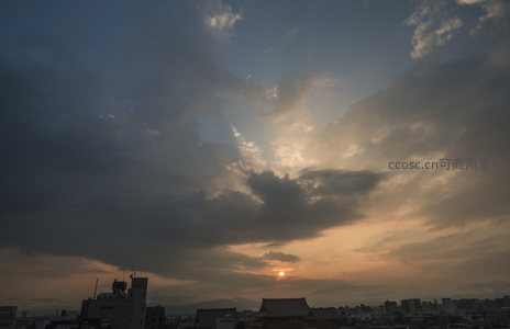 夕阳西下，云隙间洒落万道金光