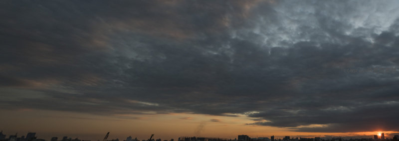 广角视角下的城市黄昏云景全景