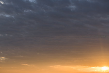 夕阳西下金辉洒，云海无垠染霞光