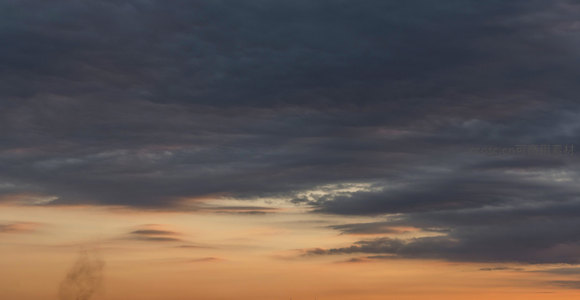 暮云四合霞光现，天幕如画醉人心