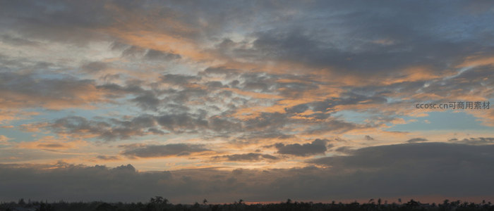 晚霞漫天铺锦绣，云层如浪涌苍穹