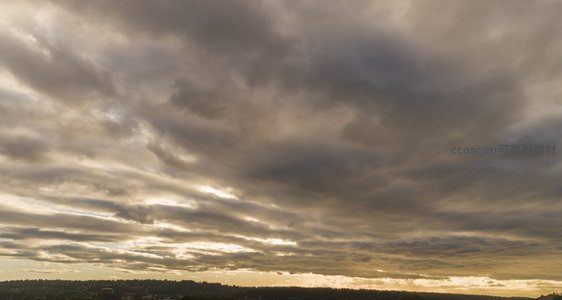 霞光穿云，山野静谧