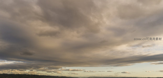 远山之上云幕低垂映晚霞