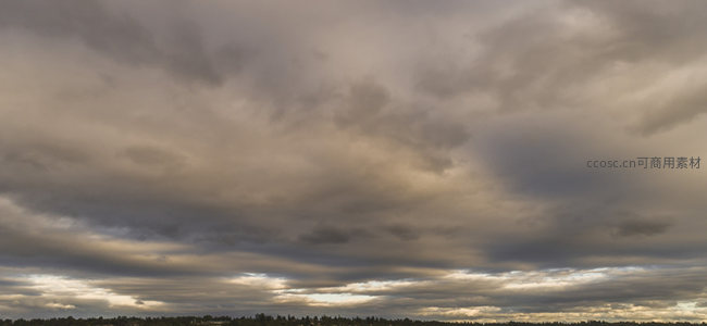 黄昏时分厚重云层笼罩大地