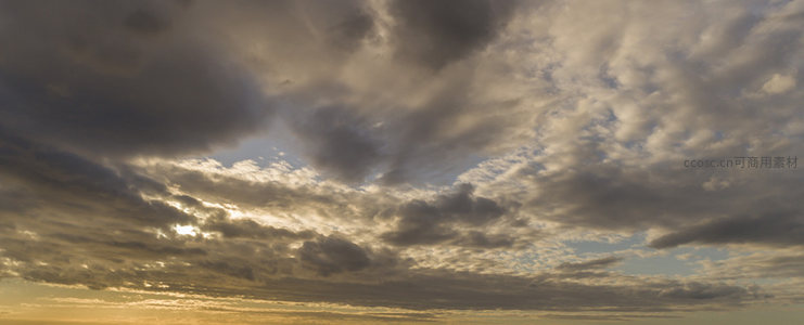 云隙金光，破晓时分的天空奇景