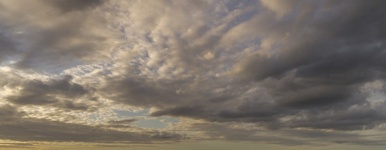 层云密布，黄昏时分的天空交响曲