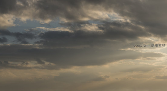 云海翻涌间透出温柔夕照光芒