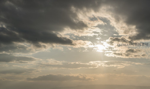 云隙间洒落的圣光点亮整片天幕