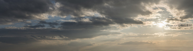 云层缝隙透出金色阳光，天空壮丽