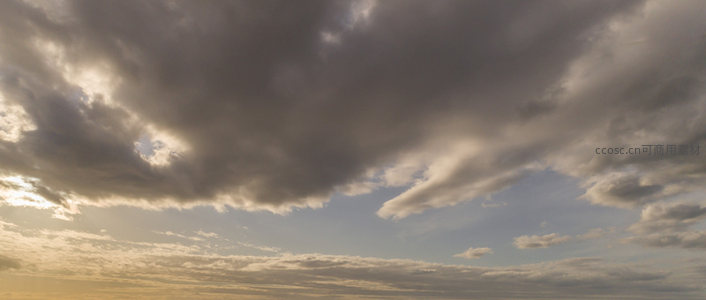 低垂云团压顶气势磅礴