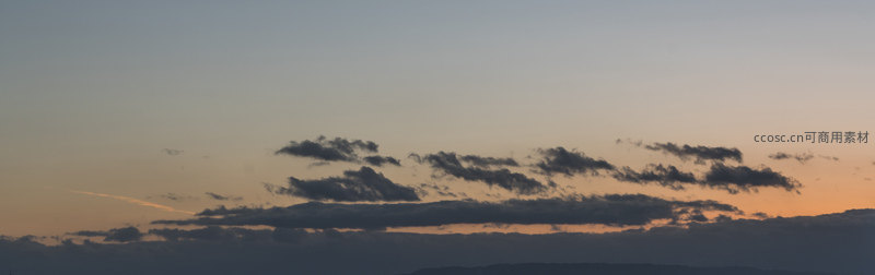 暮色苍穹中云朵剪影如画