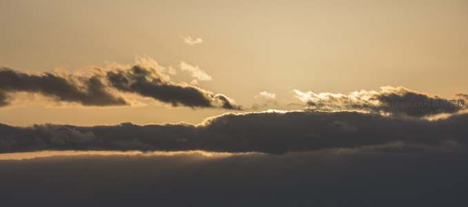 金色阳光穿透云海洒向大地