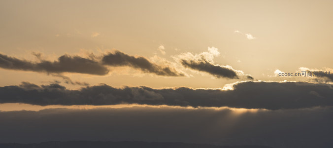 云隙间射出耀眼金色光束
