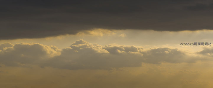 云层缝隙洒落温柔夕照