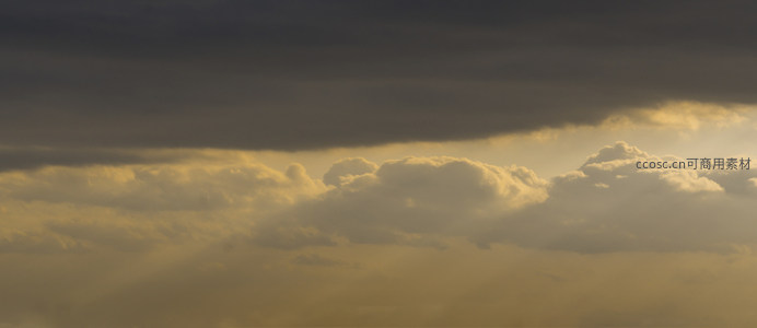 金色云层缝隙中透出的神圣光芒