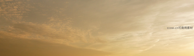 淡金色天空中飘浮着细腻的云絮