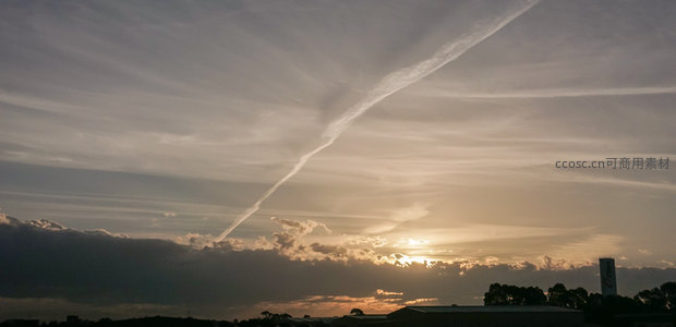 暮色苍茫云迹悠长，城市轮廓隐现天边