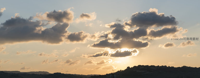 落日熔金云海翻涌，山峦剪影温柔静美
