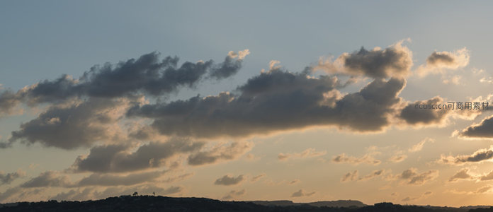 晚霞映照云卷云舒，山丘轮廓勾勒天际