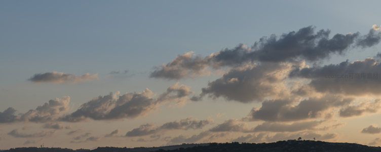 暮云低垂霞光万道，远山如黛静默无声