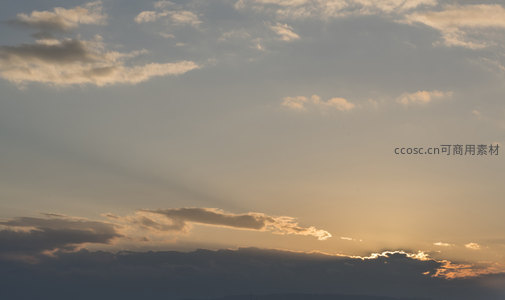 金色霞光穿透云层洒向大地