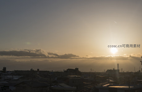 夕阳悬于城市之上光芒万丈