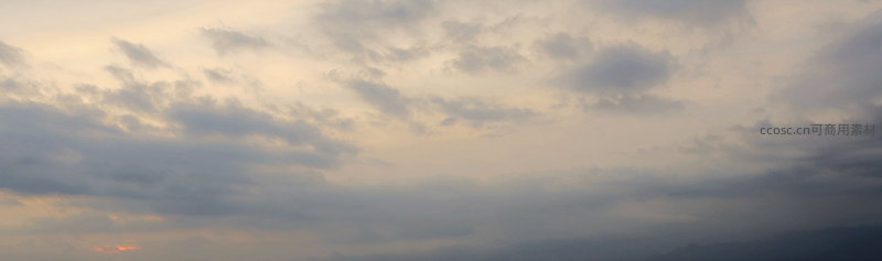 广阔云海铺展于黄昏天幕之下