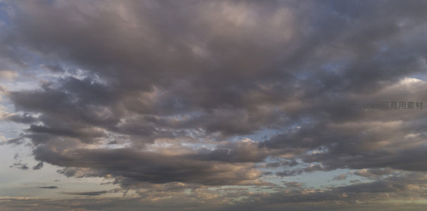 厚重云层在日落时分交织的壮丽天幕