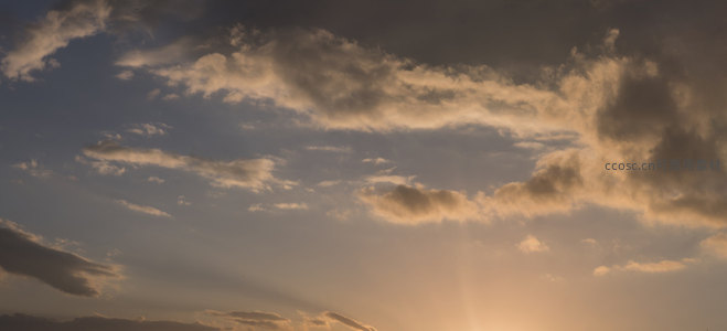 金色霞光穿透云层，天空如画般壮丽