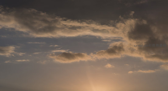 夕阳余晖映照云海，天空层次分明