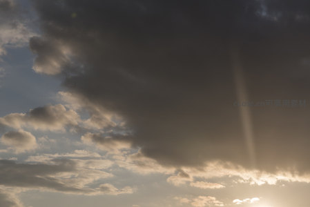 乌云裂隙透金光，天地交辉瞬息间