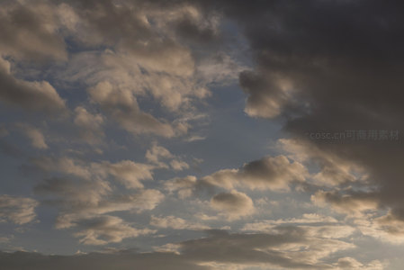 暮色中翻滚的云海如画布般铺展