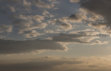 晨曦或黄昏时分云层交织的天幕