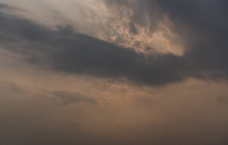 暗云缝隙间透出温暖夕照余晖