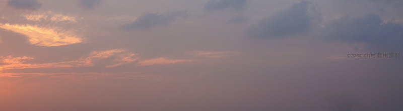 暮色苍茫，淡紫云霞轻抚宁静天际