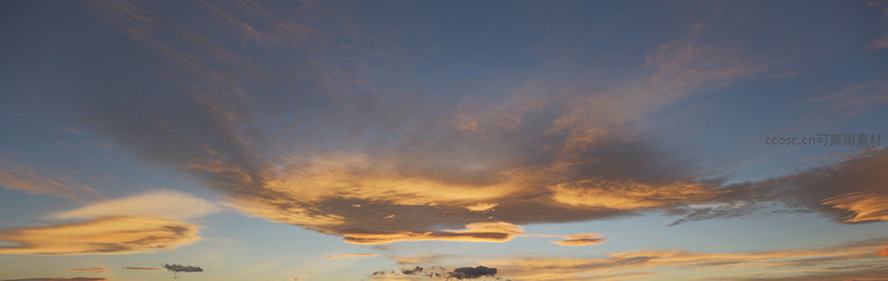 金色云海翻腾，蔚蓝天空下的壮丽画卷