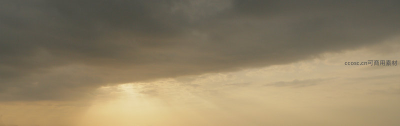 乌云缝隙透出神圣光束，照亮大地