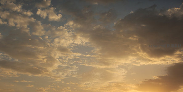 金色晚霞映照层层云朵