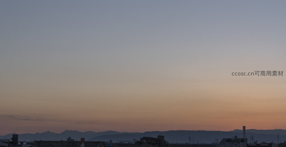 城市天际线与远山暮色交融