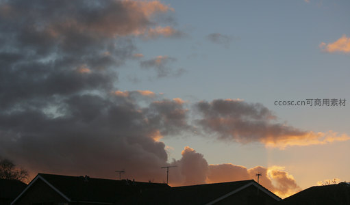 屋顶之上云海翻涌映夕阳