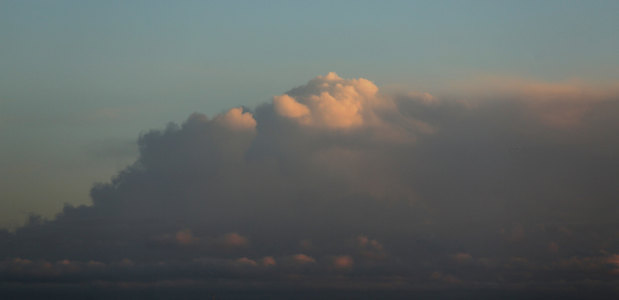 暮色云层壮丽如画