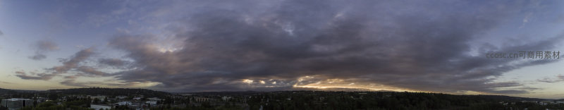 暮色云层下的城市天际线