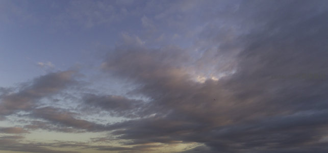 云海翻涌的黄昏天空