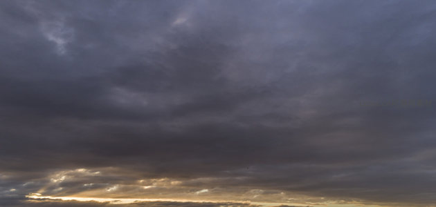 云层缝隙中的夕照光辉