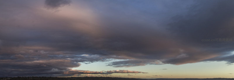 暮霭沉沉，云涛汹涌映霞光万道