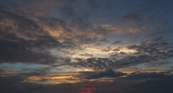 火烧云漫天，云絮如锦缎铺展苍穹