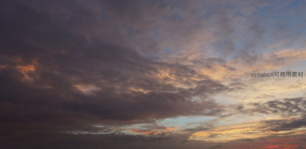暮色云层染霞光，天空如画展壮丽
