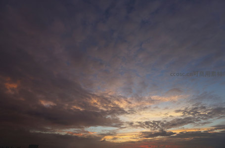 云海翻涌映夕照，天际线染橙红辉