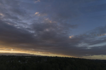 暮色云层覆盖森林上空