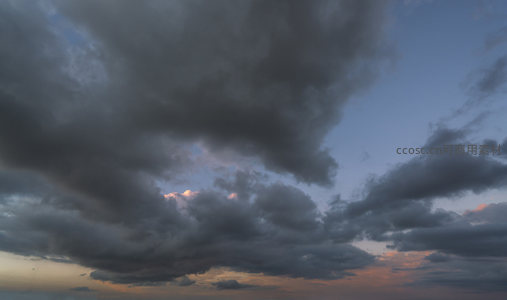 乌云翻涌映霞光万丈